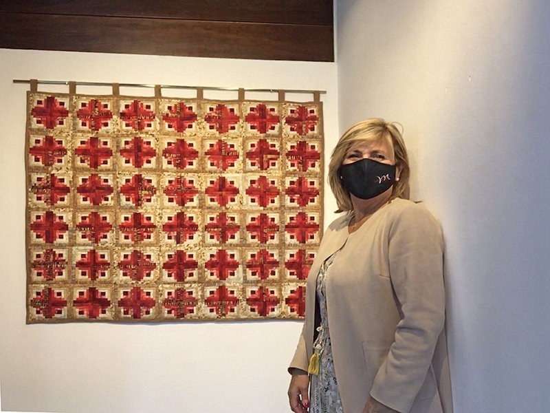 MARIÁN AGUILAR-EGUÍLAZ MUESTRA UNA ALMAZUELA EN LA INICIATIVA ‘YO EXPONGO’, EN EL CENTRO GRAN VÍA