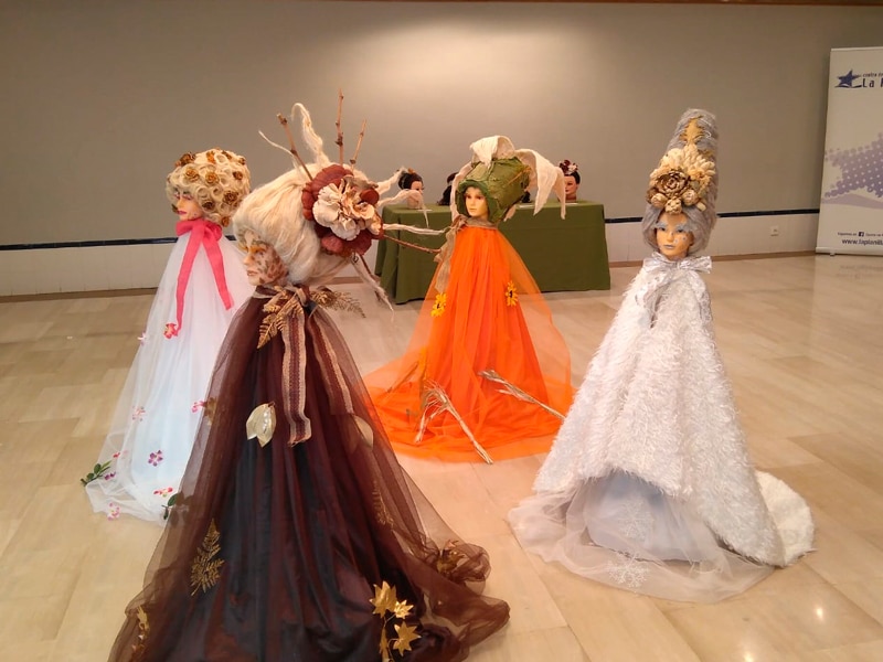 La exposición de tocados con verduras llega al Centro de Haro