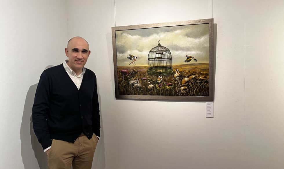 Las obras de G. Armentia nos conectan con el realismo mágico en la exposición ‘Entre plumas, trinos y vuelos’