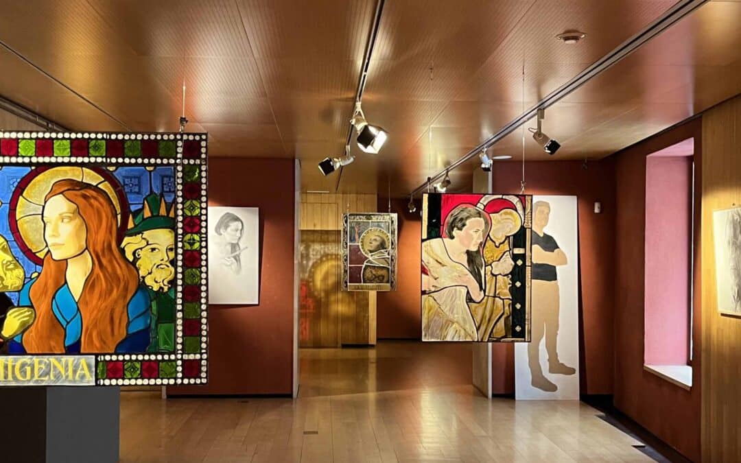 Reflejos de luz, color y arte en mayúsculas en la exposición ‘El retrato en la vidriera’ de Mapi Gutiérrez en el Centro Fundación Caja Rioja La Merced