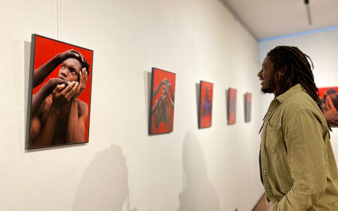 La exposición “Los sacrificados”, que puede visitarse en el Centro Fundación Caja Rioja Gran Vía, acerca la migración a través de fotografías