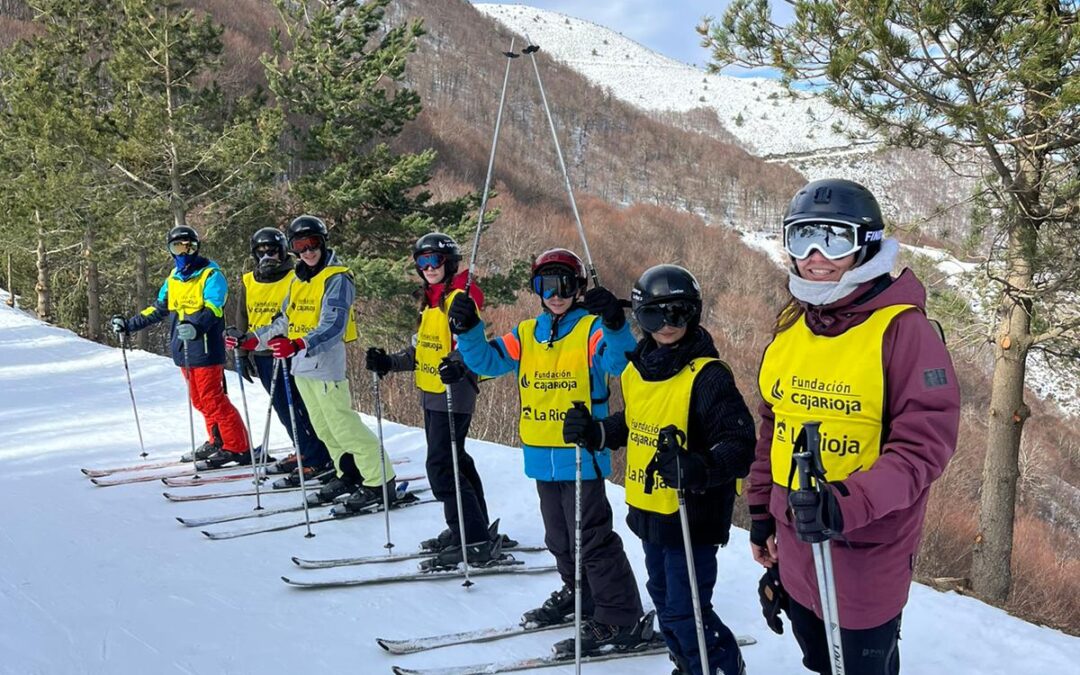 Un total de 2 200 escolares participan en Valdezcaray en el programa escolar de iniciación al esquí que organizan Fundación Caja Rioja y el Gobierno de La Rioja