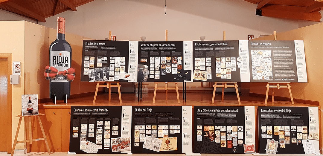 El Salón de Actos del Ayuntamiento de Ausejo acoge la exposición “El Rioja de etiqueta” incluida en el programa «Aprender»