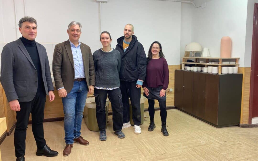 Termina en el Centro de Gran Vía la muestra “Arte sucio. Del taller a la sala de exposiciones”, obras de artistas que comparten el espacio La cerámica