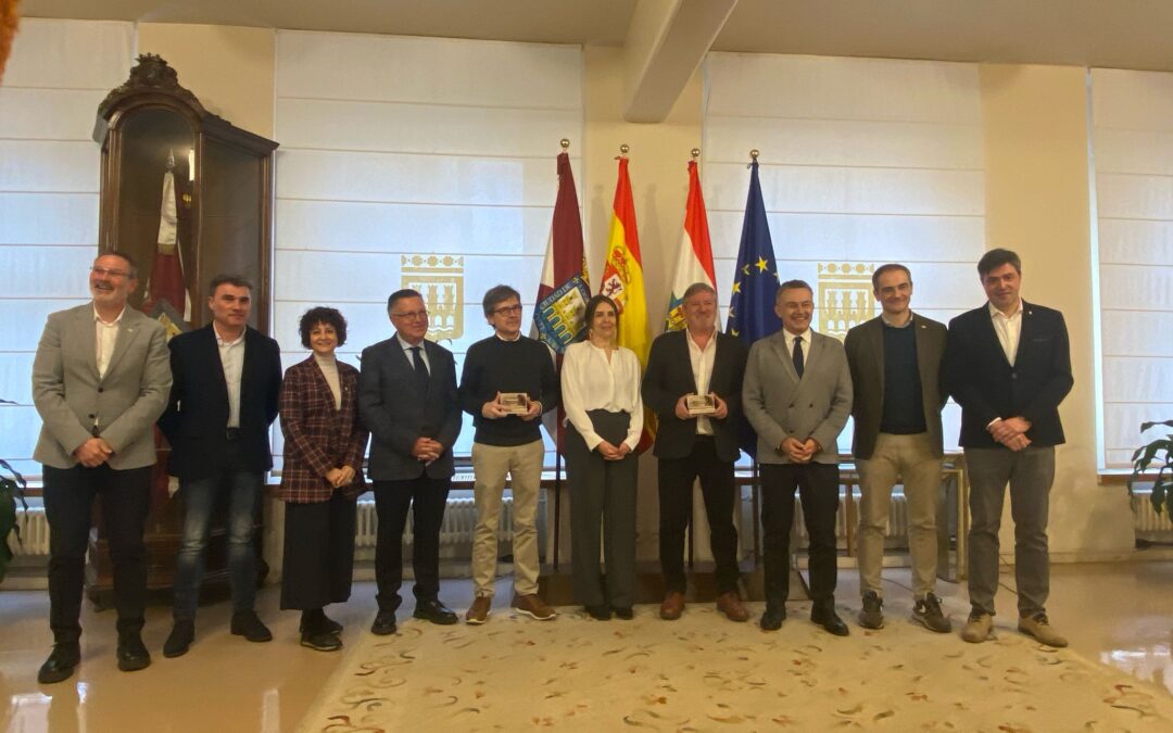 Ricardo Ojanguren, ganador del XXVI Premio De Buena Fuente de Narración Breve con su relato ‘Jardineras en el portal’