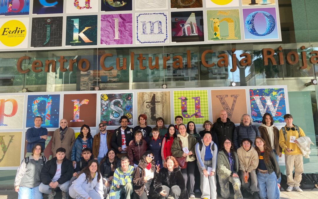‘El paseo de la tipografía’, un reconocimiento a la ‘Charlotte’ en la cristalera del Centro Fundación Caja Rioja Gran Vía