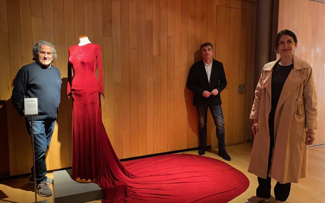 Un total de 15 piezas componen la exposición “La bata de cola, reina del baile flamenco” en el Centro Fundación Caja Rioja La Merced
