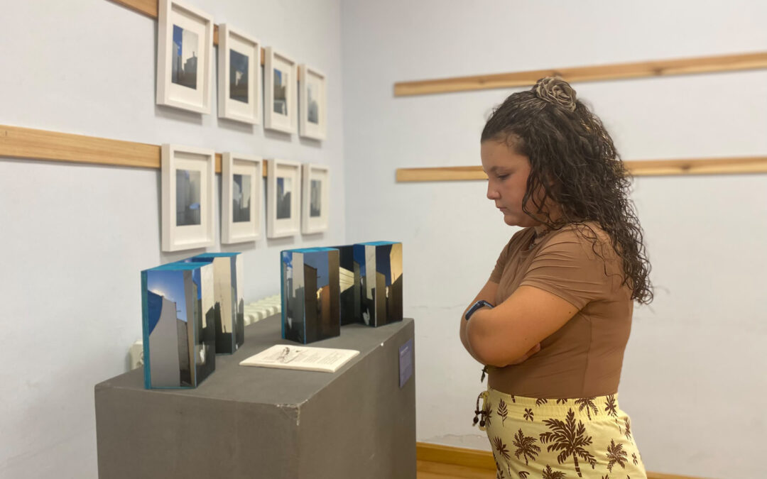 Fundación Caja Rioja inaugura en Bañarte la exposición colectiva “Amalgama de azules” que podrá visitarse hasta el día 28